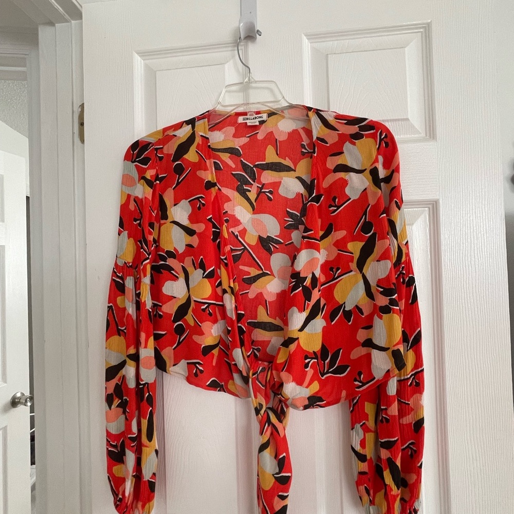 Billabong Top- size Small, gorgeous colors and in excellent condition.
